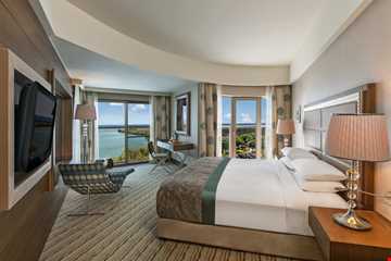 Hilton Dalaman Sarıgerme Resort & Spa Havuza Merdivenle Bağlantılı Deniz Manzaralı Corner Suite