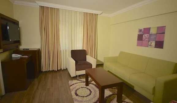 Aile suitleri 40-45 m² büyüklüğündedir. Odalarda çift kişilik tek yatak, tek kişilik tek yatak ve çift kişilik tek kanepe bulunuyor.