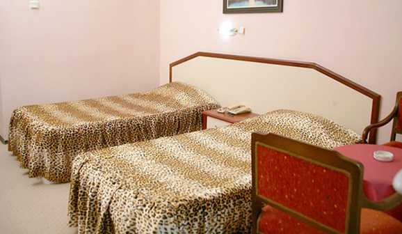 Standart Odalar 16 m² büyüklüğündedir. Odalarda çift kişilik iki ayrı yatak veya tek kişilik üç ayrı yatak bulunuyor.